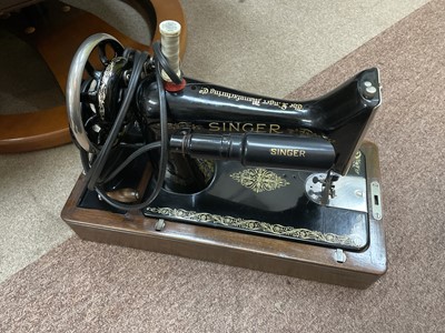 Lot 304 - A VINTAGE SINGER SEWING MACHINE