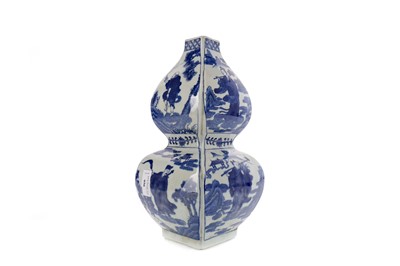 Lot 956 - A CHINESE BLUE AND WHITE VASE