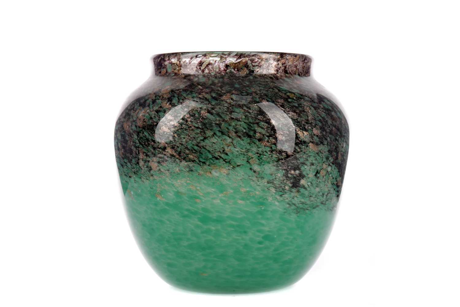 Lot 1004 - AN EARLY 20TH CENTURY MONART GLASS VASE