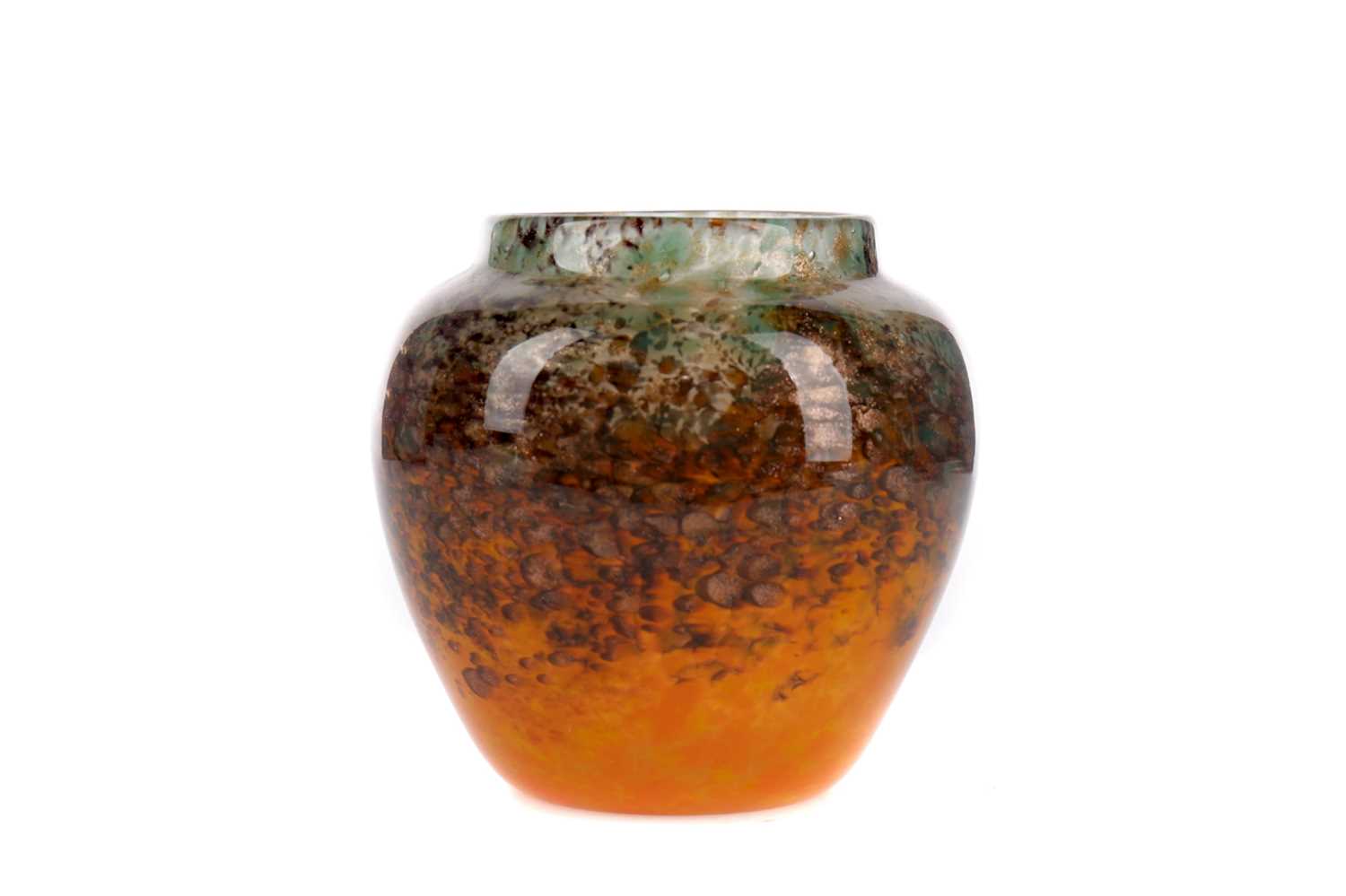 Lot 1005 - A EARLY 20TH CENTURY MONART GLASS VASE
