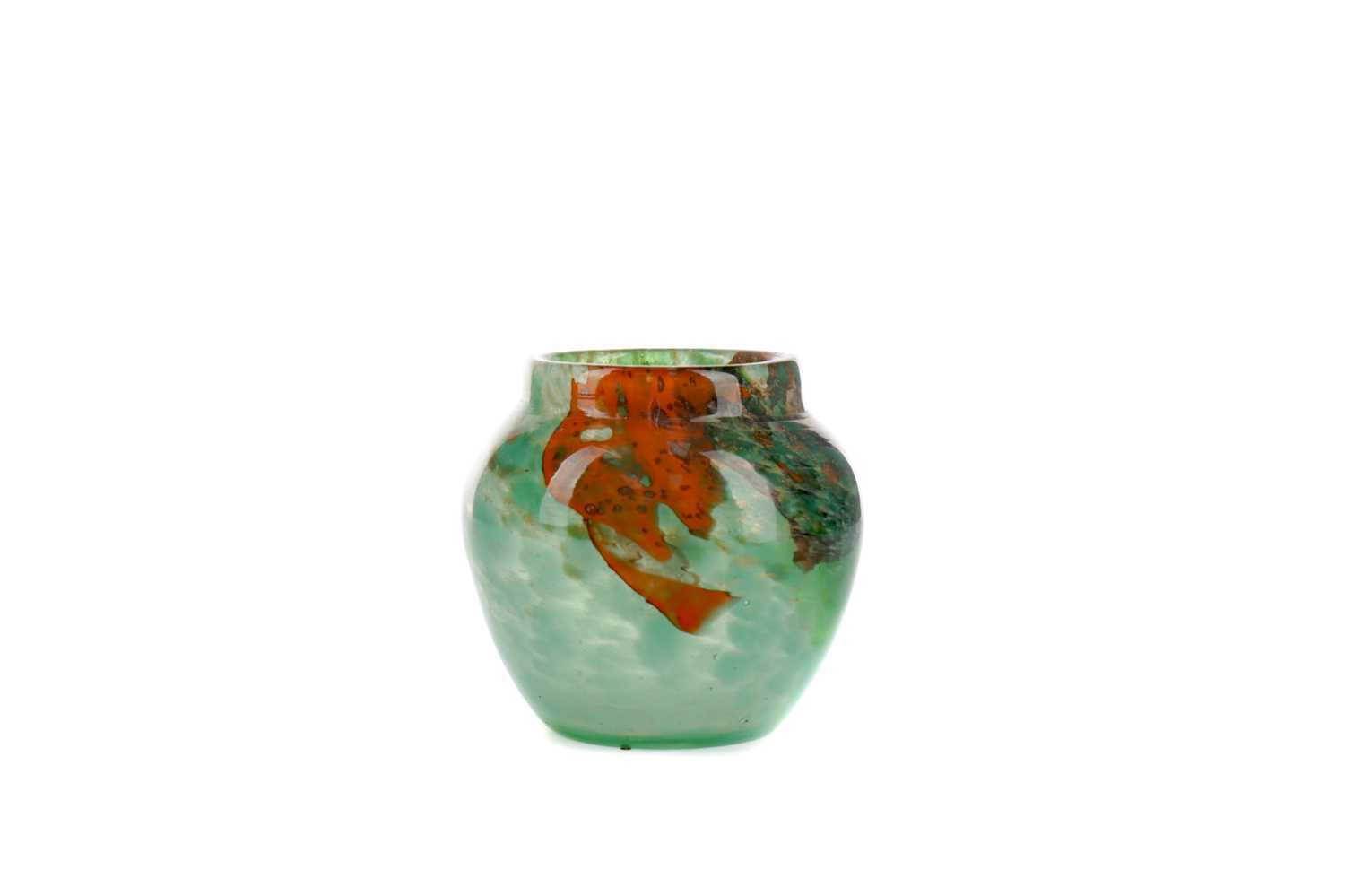 Lot 1006 - AN EARLY 20TH CENTURY MONART GLASS VASE