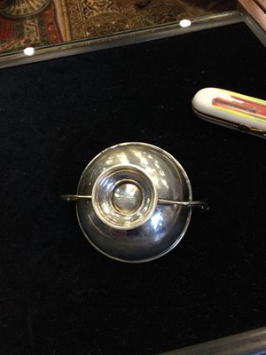 Lot 402 - A SILVER BONBON DISH, AND TWO PILL BOXES
