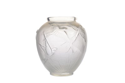 Lot 1124 - A SABINO OPALESCENT GLASS VASE