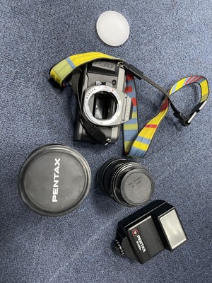 Lot 83 - A LOT OF CAMERAS AND ACCESSORIES