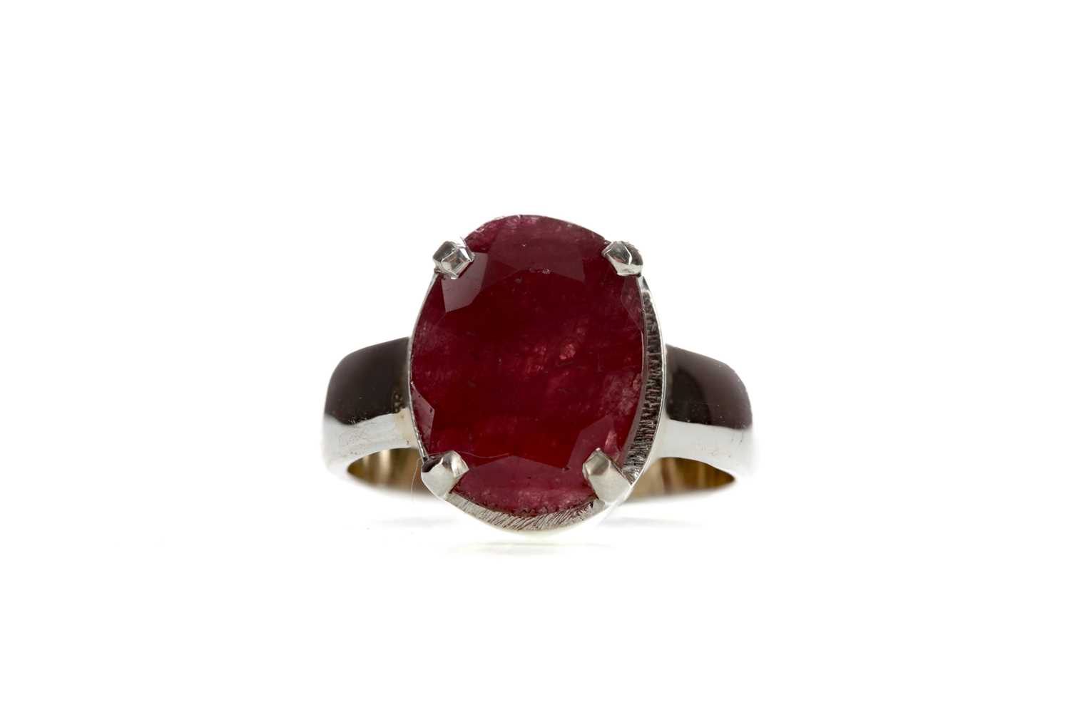 Lot 1486 - A RUBY RING