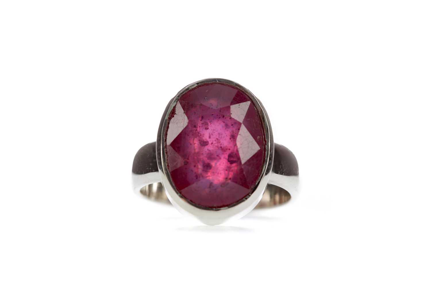 Lot 1487 - A RUBY RING
