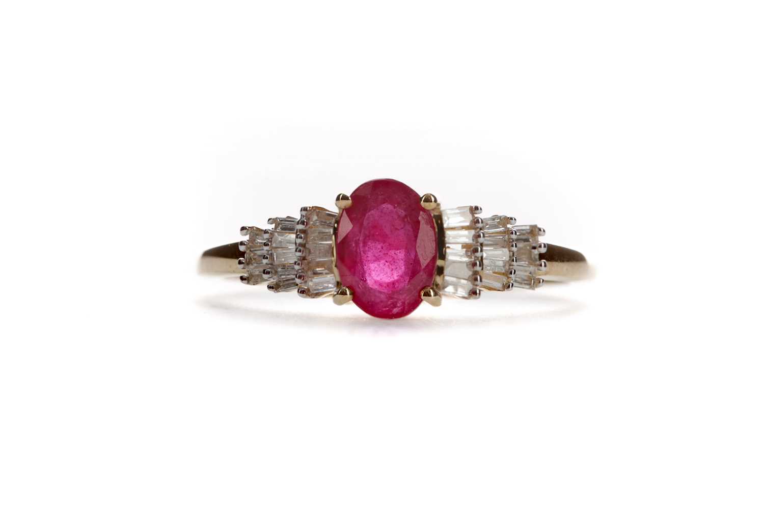 Lot 1438 - A RUBY AND DIAMOND RING