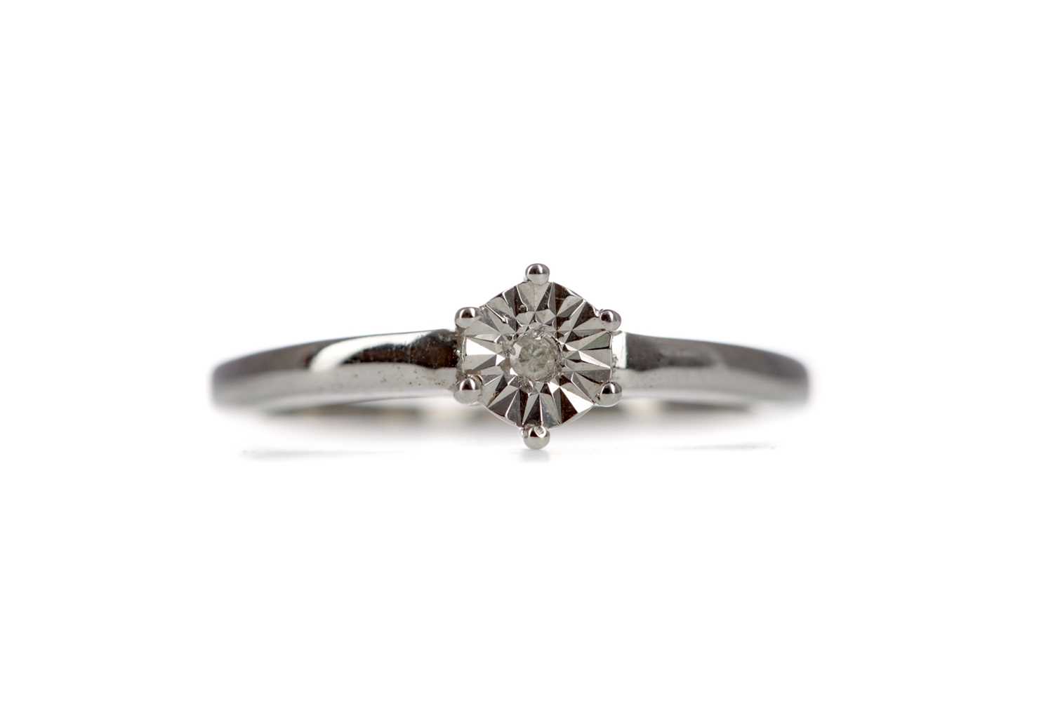 Lot 1398 - A DIAMOND SOLITAIRE RING