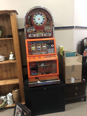 Lot 122 - A CASINO MODEL, DOME TOPPED 'CLOCKWORK ORANGES' £35 JACKPOT FRUIT MACHINE