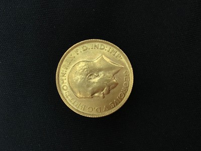 Lot 12 - A GOLD SOVEREIGN DATED 1915
