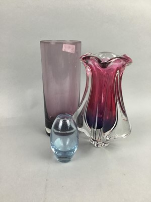 Lot 148 - A COLOURED GLASS VASE, PAPERWEIGHT, CRYSTAL BOWLS AND OTHER GLASS