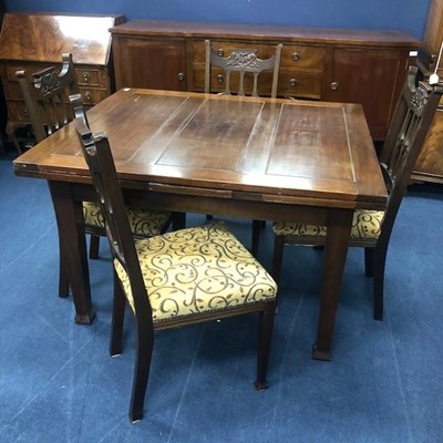 Lot 170 - A MAHOGANY EXTENDING DINING TABLE AND FOUR CHAIRS