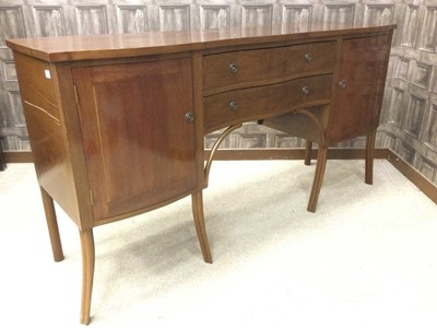 Lot 185 - AN EDWARDIAN MAHOGANY SERPENTINE FRONTED SIDEBOARD