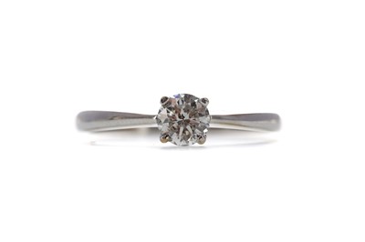 Lot 1434 - A DIAMOND SOLITAIRE RING