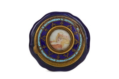 Lot 1097 - A LATE 19TH CENTURY CONTINENTAL PORCELAIN PILL BOX