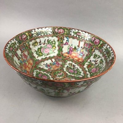 Lot 190 - AN EARLY 20TH CENTURY CHINESE FAMILLE ROSE BOWL
