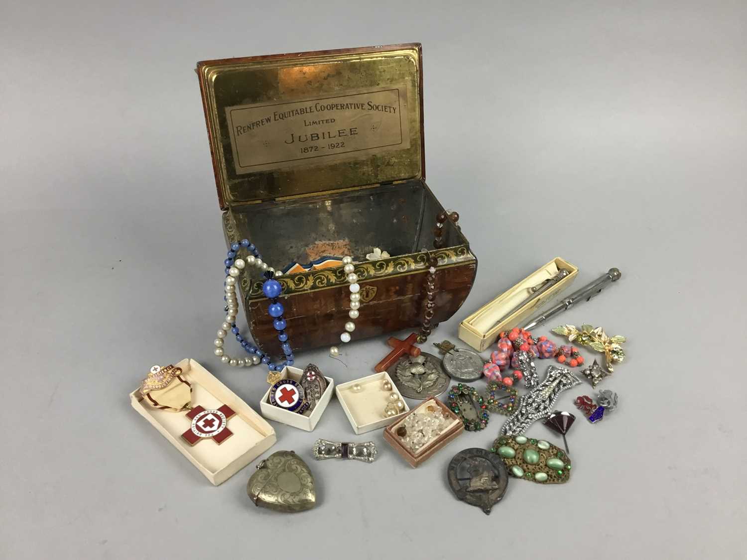 Lot 10 - A LOT OF COSTUME JEWELLERY, MEDALS AND A VESTA