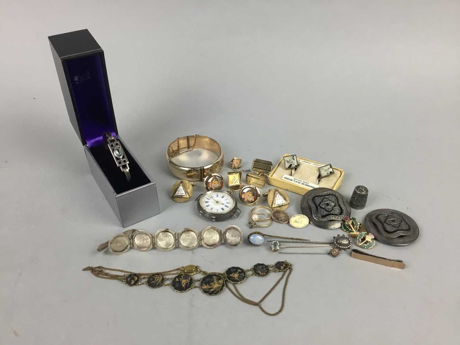 Lot 11 - A LOT OF SILVER AND OTHER JEWELLERY