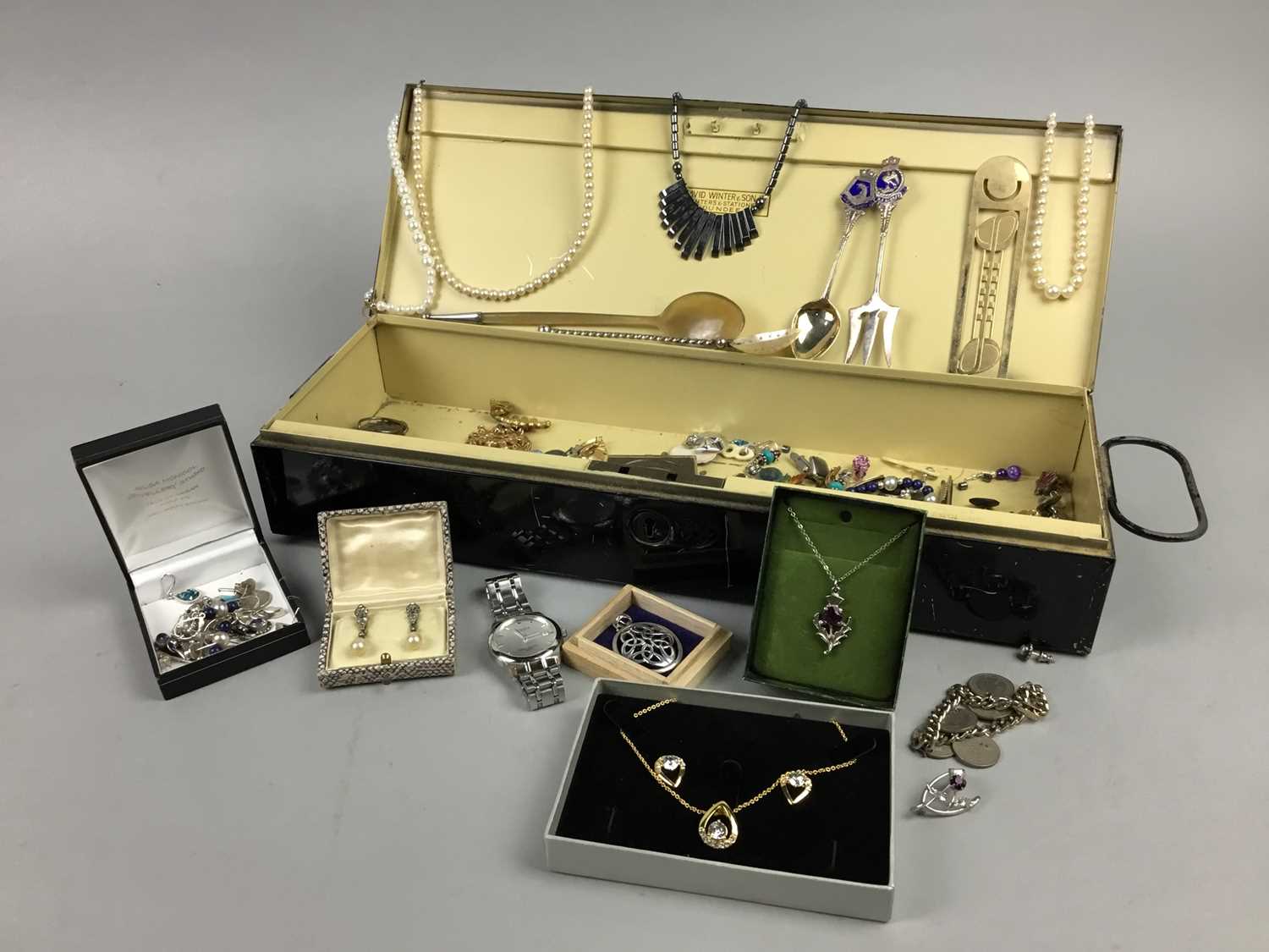 Lot 13 - A LOT OF SILVER AND COSTUME JEWELLERY