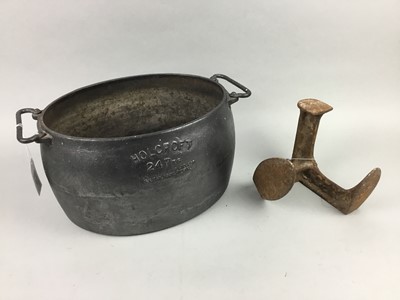 Lot 199 - AN EARLY 20TH CENTURY HOLCROFT 24 PINT IRON OVAL POT AND A SHOE LAST
