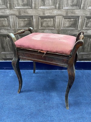 Lot 223 - AN EARLY 20TH CENTURY UPHOLSTERED PIANO STOOL