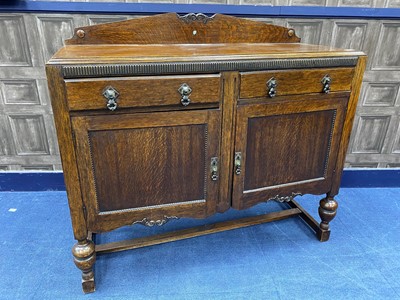 Lot 207 - AN OAK SIDEBOARD AND DINING TABLE