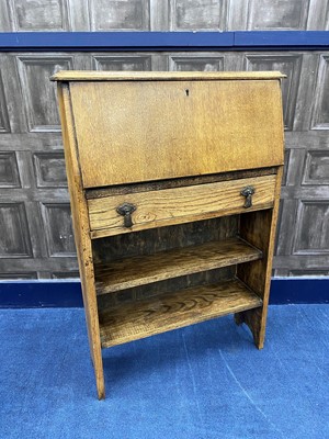 Lot 214 - AN EARLY 20TH CENTURY OAK BUREAU