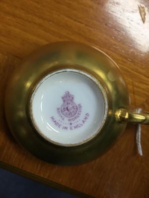 Lot 3 - AN EARLY 20TH CENTURY ROYAL WORCESTER CUP AND SAUCER