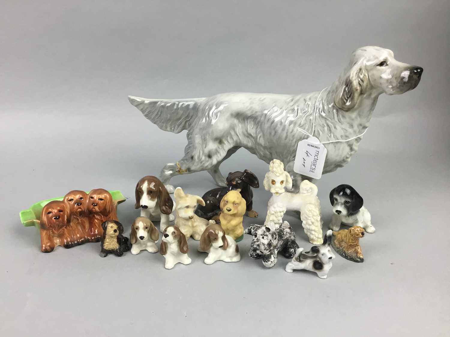 Lot 4 - A BESWICK FIGURE OF AN ENGLISH SETTER AND OTHER ITEMS