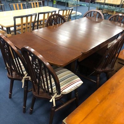 Lot 269 - AN OAK EXTENDING DINING TABLE AND SIX CHAIRS