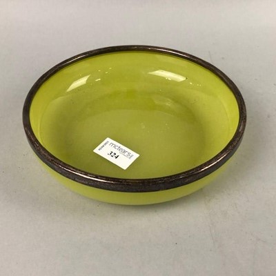 Lot 324 - A LEMON COLOURED ART GLASS SHALLOW BOWL