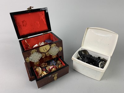 Lot 364 - A LOT OF COSTUME JEWELLERY AND VARIOUS WATCHES CONTAINED IN A JEWELLERY CASKET