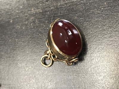 Lot 416 - AN IMPRESSIVE AGATE BROOCH AND SWIVEL FOB