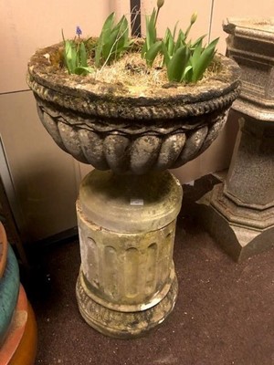 Lot 392 - AN EARLY 20TH CENTURY GARDEN URN