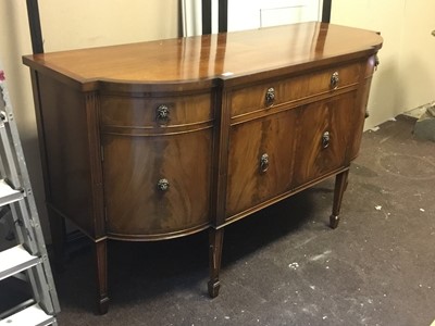 Lot 469 - AN EARLY 20TH CENTURY MAHOGANY SIDEBOARD