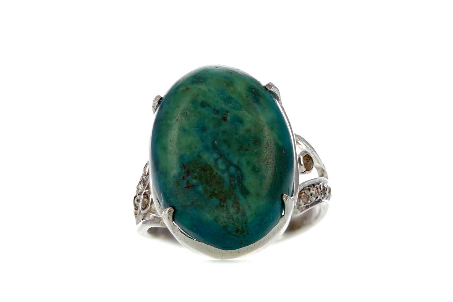 Lot 400 - A TURQUOISE RING