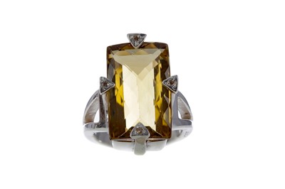 Lot 405 - A YELLOW SAPPHIRE RING