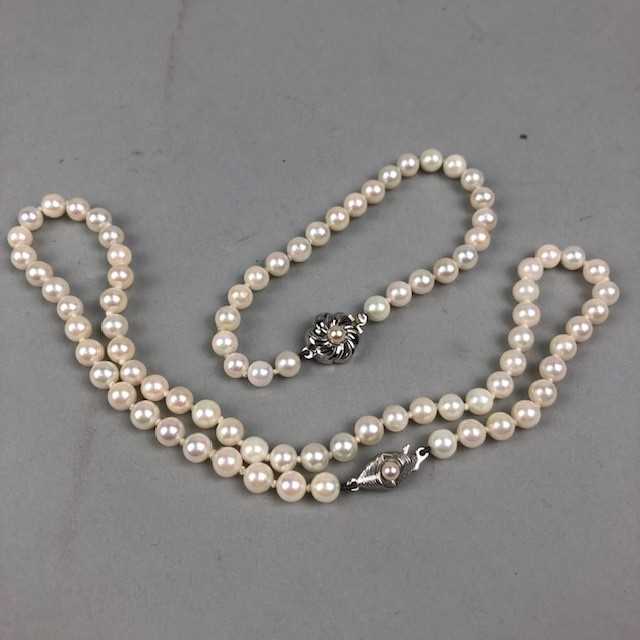 Lot 59 - A PEARL NECKLACE AND BRACELET
