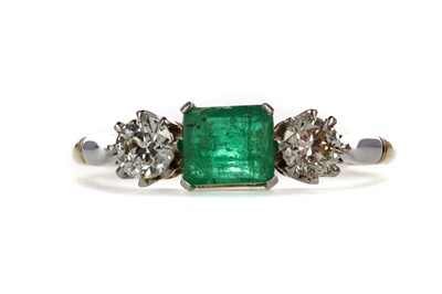 Lot 364 - AN EMERALD AND DIAMOND RING