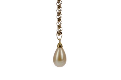 Lot 327 - A GOLD CHAIN AND A FAUX PEARL PENDANT