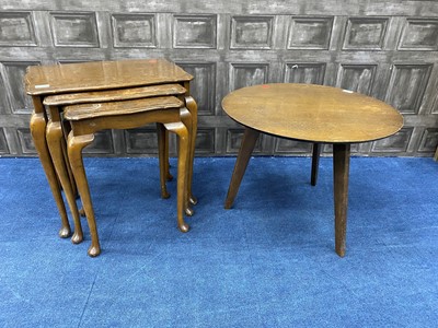 Lot 139 - AN OAK CIRCULAR OCCASIONAL TABLE AND A NEST OF TABLES