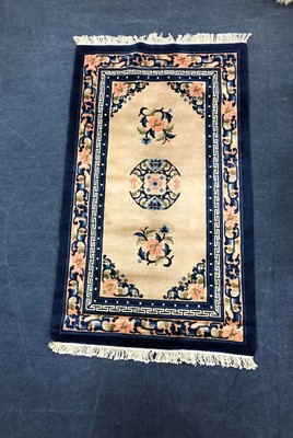 Lot 149 - A 20TH CENTURY CHINESE FRINGED RUG
