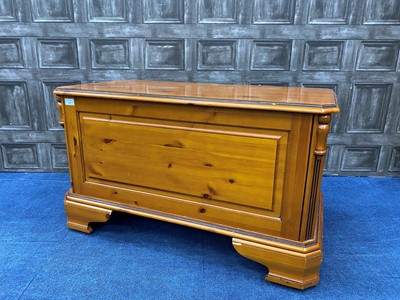 Lot 114 - A MODERN YEW WOOD BLANKET CHEST