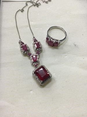 Lot 25 - A SILVER AND RED STONE JEWELLERY SET