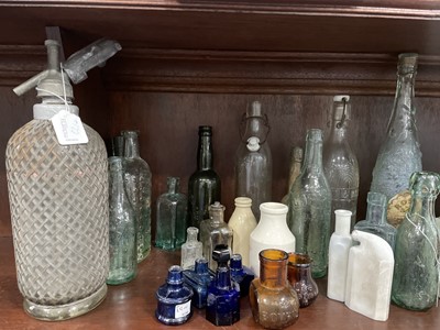 Lot 22 - A LARGE LOT OF LATE 19TH/EARLY 20TH CENTURY BOTTLES