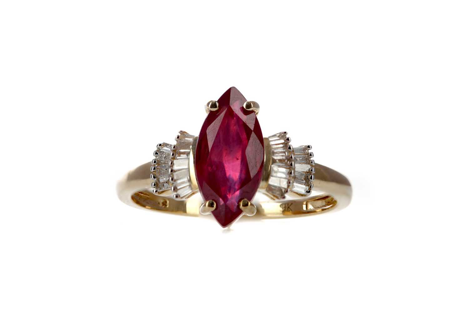 Lot 457 - A RUBY AND DIAMOND RING