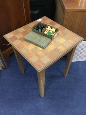 Lot 286 - A STAUNTON CHESS SET AND AN OAK CHESS TABLE AND OTHER BOARDS AND PIECES