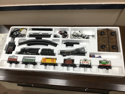 Lot 285 - A HORNBY EIGHT FREIGHT TRAIN SET AND OTHER RAILWAY ITEMS