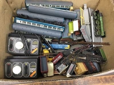Lot 285 - A HORNBY EIGHT FREIGHT TRAIN SET AND OTHER RAILWAY ITEMS