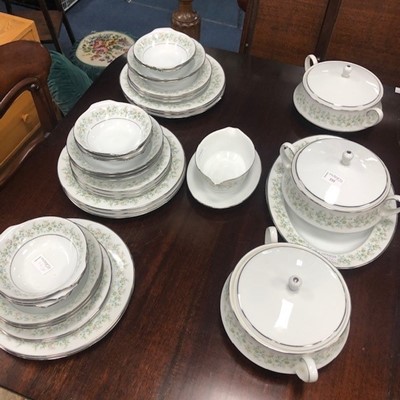 Lot 335 - A NORITAKE SAVANNAH PATTERN DINNER SERVICE